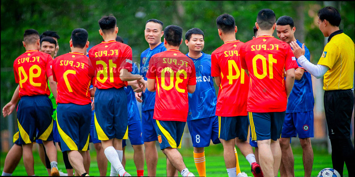 抽象数据纹理：规则排列的细线与光点在深墨蓝底上构成横向节奏
